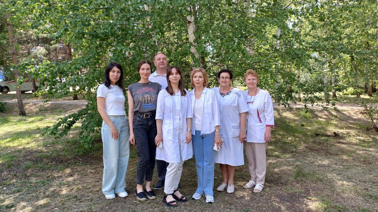 «Субботний онкодесант» работал в Асекеевском районе В минувшую субботу специалисты Оренбургского онкодиспансера работали в Асекеевском районе. Выезд состоялся в рамках ежегодной профилактической акции «Субботний онкодесант». 55 жителей района смогли посетить онколога, маммолога, онкоуролога, онкогинеколога. По итогам осмотров и консультаций у 15 пациентов было выявлено подозрение на злокачественные новообразования, 13 человек направлены на дообследование в Оренбургский онкодиспансер. В этом году в акции уже принял участие 351 житель Сорочинского муниципального округа, Илекского, Акбулакского, Грачёвского и Асекеевского районов. Выявлено 70 случаев с подозрением на злокачественные новообразования. 64 человека направлены на дообследование в Оренбургский онкодиспансер. 7 июня медики будут работать в Новосергиевском районе. Акцию «Субботний онкодесант» проводит Оренбургский областной клинический онкологический диспансер с 2015 года. Её цель – повышение качества и доступности оказания онкологической помощи оренбуржцам, раннее выявление онкопатологии и снижение смертности от новообразований.