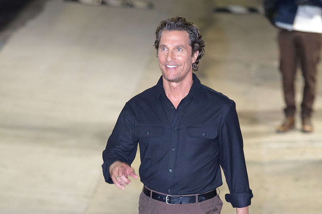 Мэттью Макконахи зарегистрировал товарные знаки на видео и аудио с его участием чтобы их не использовали ИИ Актер считает что в мире ИИ необходимо создать четкие границы в отношении права собственности Согласно американским законам компаниям уже запрещено использовать чью либо внешность для продажи товаров Но правила не вполне четкие так что звезда Интерстеллара решил прибегнуть к дополнительным мерам защиты Больше новостей в Daily News