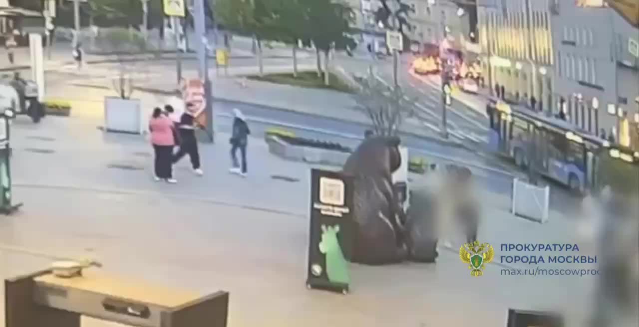 Самокатчик сбил девочку у Московского зоопарка, прокуратура начала расследование