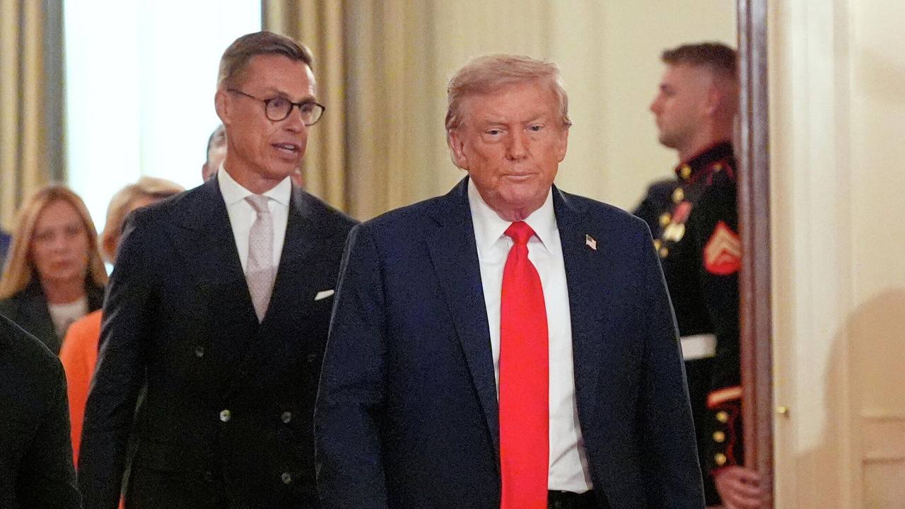 Президент Финляндии Александр Стубб и премьер Италии Джорджа Мелони вылетели в Вашингтон Le Temps со ссылкой на источник из окружения финского лидера Как пишет издание в августе Стубб и Мелони уже приезжали в США сопровождая Зеленского на его встрече с Трампом После этого общение между главами государств стало более теплым считает газета Подпишись RogandarNEWs мы в MAX