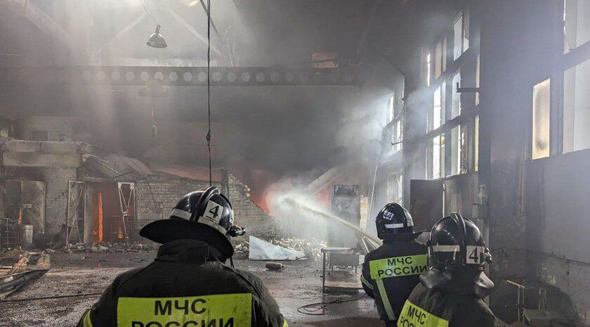 Пожар на бывшем промышленном предприятии в Мелитополе ликвидировал 41 спасатель Сотрудники МЧС России потушили крупный пожар на недействующем промышленном объекте в Мелитополе. Загорелась кровля площадью около 1000 квадратных метров, сообщили в ГУ МЧС России по Запорожской области. «Благодаря слаженным действиям огнеборцев, удалось предотвратить распространение огня на жилые дома», — отметили в ведомстве. Фото: телеграм-канал управления МЧС по Запорожской области Читать полностью