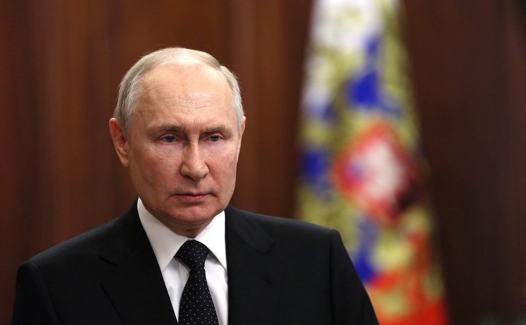 Владимир Путин объявил благодарность Президента России за трудовые достижения трем свердловчанам. Соответствующий указ о поощрении глава государства подписал 26 июня Благодарности за достигнутые трудовые успехи и многолетнюю добросовестную работу получили сотрудники АО «Екатеринбургская теплосетевая компания»: мастер производственного участка Александр Задеревушко и начальник района тепловых сетей № 1 Сергей Стробыкин. Также благодарности удостоен начальник района контактной сети станции Шаля Свердловской дирекции по энергообеспечению Трансэнерго — филиала ОАО «РЖД» Сергей Шешенин. Пресс-служба Кремля Подписаться на «ОГ» Прислать новость Поддержать канал