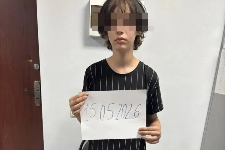 14 летнего подростка нашли живым спустя неделю в Краснодаре Школьника обнаружили на лестничной площадке верхнего этажа жилого дома по улице Восточно Кругликовской Предположительно именно там он собирался провести очередную ночь Как выяснили полицейские с момента самовольного ухода из дома подросток провел почти семь дней в скитаниях Его путь пролегал как по улицам краевого центра так и по территории соседней Республики Адыгея По ночам Вячеслав находил приют в подъездах многоквартирных домов и даже в заброшенных автомобилях Подписаться на kpkuban Читать нас в MAX