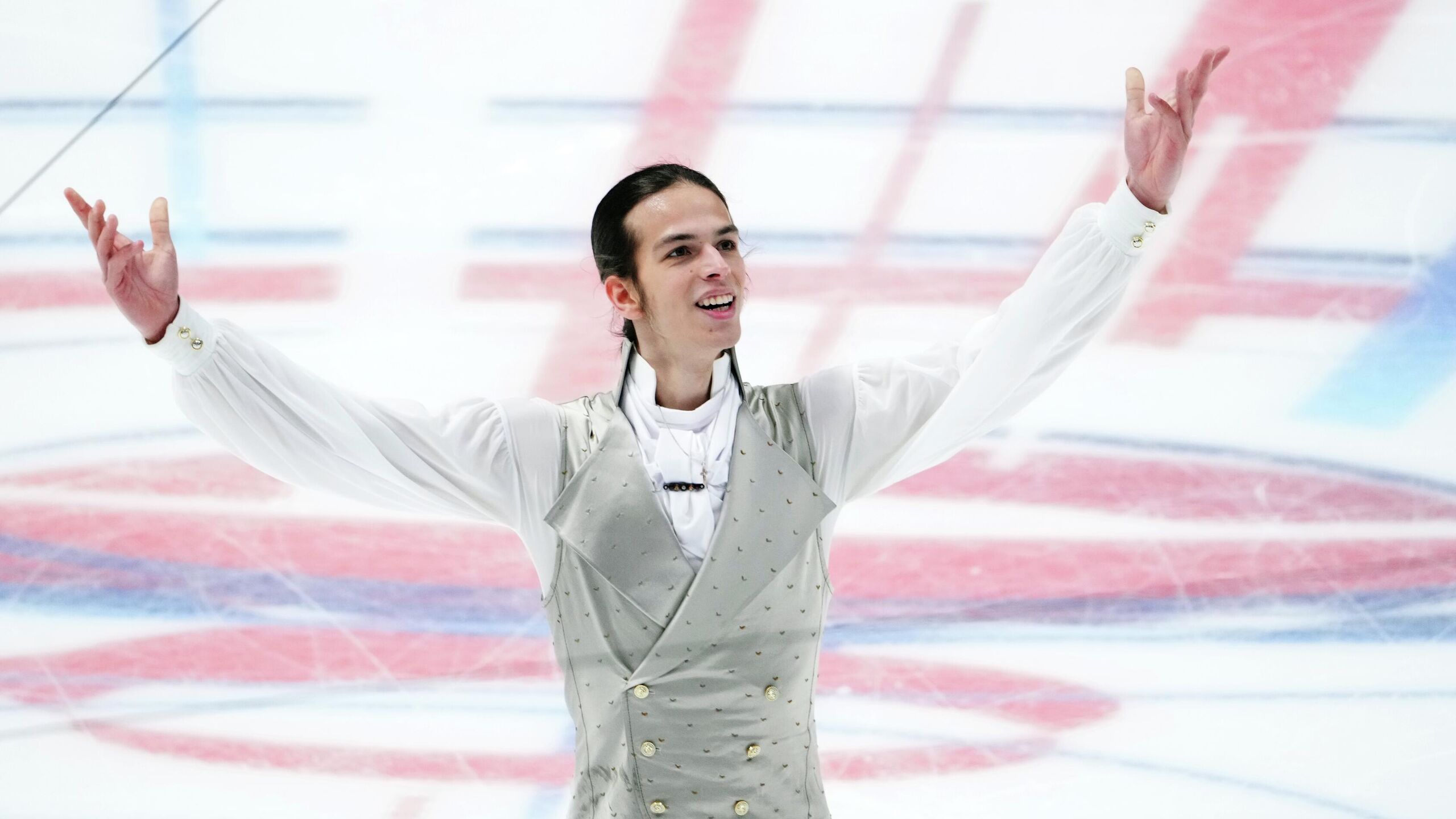 Российские болельщики после выступления фигуриста Петра Гуменника на Олимпийских играх бросили ему на лед плюшевые сердечко и розу передает корреспондент РИА Новости Выступление фигуриста зрители встретили долгими аплодисментами Некоторые болельщики бросали Гуменнику букеты с цветами Публика проводила Гуменника после выступления скандированием Молодец Молодец