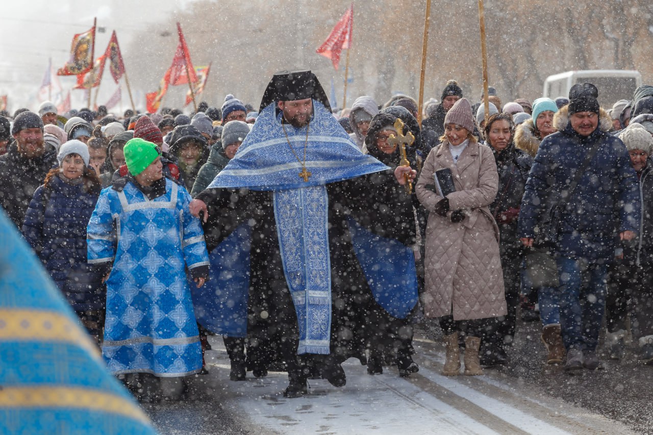 В Ноябрьске 13 октября перекроют дороги из-за крестного хода в честь праздника Покрова Пресвятой Богородицы  В администрации города URA.RU сообщили, какие дороги будут перекрыты в этот день: «Шествие пройдет по маршруту: храм в честь Архистратига Михаила — проспект Мира — улица Холмогорская — улица Уренгойская — место строительства храма Покрова Пресвятой Богородицы в районе квартала 9 улицы Уренгойской. Перекрытие будет по мере следования людей».  Подписаться   Прислать новость