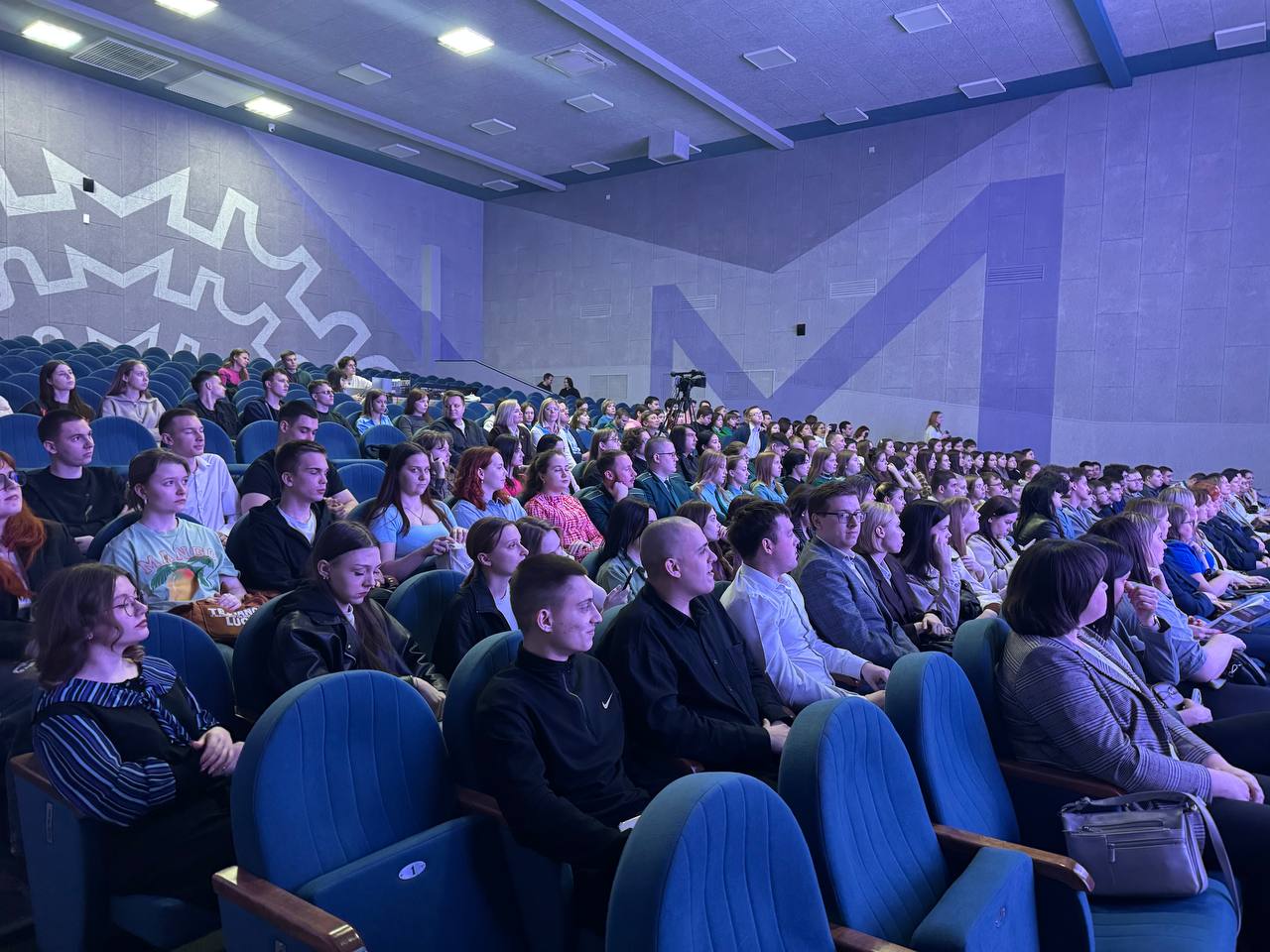 В Городском молодежном центре «Гелиос» проходит профориентационное мероприятие «Курс «ПроРаботу» Участие приняли заместитель министра внутренней и молодежной политики региона Мария Кондрашова, председатель комитета молодежной политики, физической культуры и спорта города Игорь Колышев, студенты и школьники. — Мы проводим подобные встречи, чтобы у вас было больше возможности определить свой будущий профессиональный путь. Сейчас перед вами открывается много профессий, в которых вы можете себя попробовать. Желаю творческого развития и успехов, дерзайте и никогда не оглядывайтесь назад, — сказал Игорь Алексеевич. В рамках проекта для гостей состоятся восемь секционных тематических мероприятий: «История успеха от молодого предпринимателя», «Искусство самопрезентации», «Образование – путь к профессии», «Перспективы развития атомной энергетики и промышленности в РФ» от ИЦАЭ Курска, ярмарка вакансий «Работу молодым», мастер-класс «Эффективное резюме: как написать идеальный документ для поиска». В текущем году Курская область вошла в состав 17 регионов РФ, в которых в течение года пройдёт комплексная модернизация службы занятости населения. Фото: Диана Шамина.
