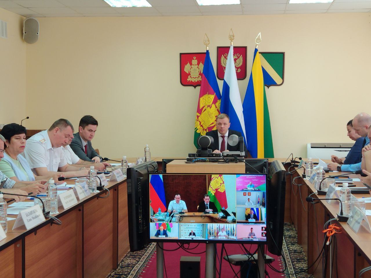 Предотвратить молодёжную преступность и занять подростков в летнее время Эту тему обсудили на совместном заседании постоянно действующего координационного совещания по обеспечению правопорядка. Его с муниципалитетами провели по видеосвязи Губернатор Кубани Вениамин Кондратьев и начальник УФСБ России по Краснодарскому краю Леонид Михайлюк. Обсуждали, в частности, «детский закон», который действует у нас в регионе уже 17 лет. В нашем муниципалитете все меньше фиксируем случаев его нарушения. Подростки и их родители понимают ответственность и стараются соблюдать закон. Ведем масштабную профилактику, чтобы занять подростков, особенно в дни летних каникул. В этом задействованы управления образования, физкультуры и спорта, культуры, по работе с молодежью и другие ответственные ведомства. В муниципалитете проходит множество мероприятий, которые могут быть интересны ребятам. Кроме того, с несовершеннолетними постоянно проводим беседы. Специалисты разъясняют детям ответственность, которая может последовать за тем или иным правонарушением. Показывают фильмы и, приводя реальные примеры из жизни, рассказывают, как необдуманный поступок может перечеркнуть всю дальнейшую судьбу человека. И, конечно, занимаемся трудоустройством подростков. Акцент на этом делал и руководитель региона во время совещания. Сейчас у нас в округе трудятся сто несовершеннолетних. Они заняты уборкой и озеленением общественных территорий.