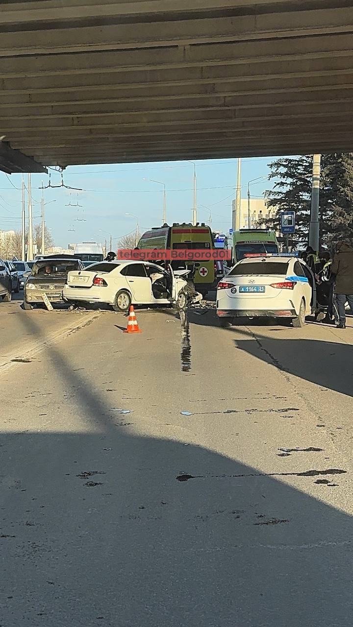 Под мостом в районе УСК Хоркиной столкнулись три автомобиля  ДТП произошло в промежутке между ракетными опасностями. Есть ли пострадавшие в аварии, неизвестно. Очевидцы сообщают о затруднении движения.   На месте работает ДПС и скорая помощь.