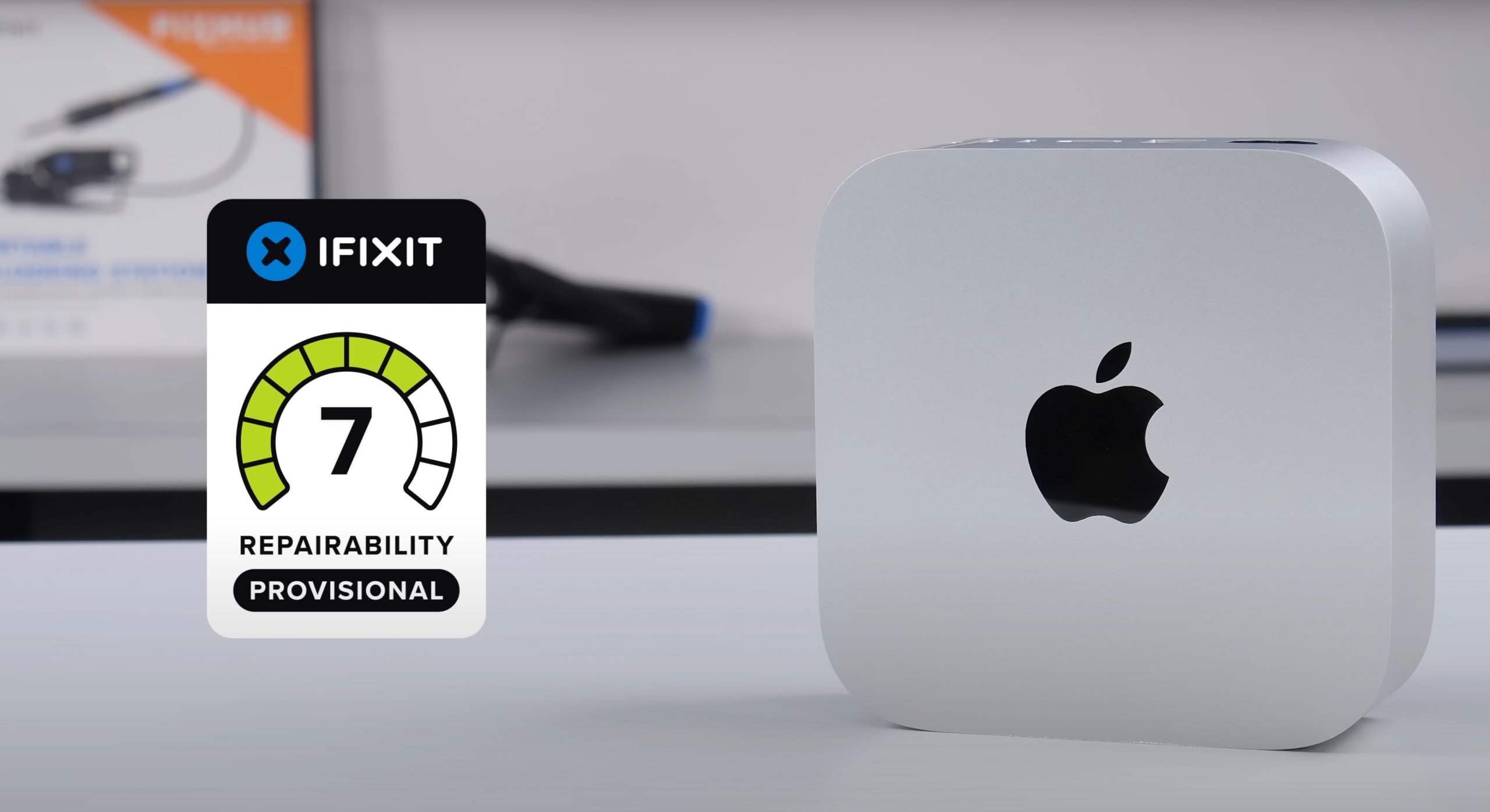 Команда iFixIt на этот раз не первая опубликовала видео разбора новых Mac mini, но их работа явно самая наглядная и красивая. Что хорошего и интересного показало их вскрытие...     — модель M4 Pro имеет увеличенный радиатор, из-за чего Apple пришлось использовать SSD-накопитель другой формы, в отличие от базового M4; при этом накопитель от одного M4 можно поставить в другой М4 и после перепрошивки он вполне работает  для M4 Pro тоже справедливо ; это говорит о том, что никакой привязки именно платы SSD к материнской плате нет, а значит ждем братьев-китайцев с соответствующими заготовками под будущие SSD-апгрейды;   — фронтальные порты у машины съемные и могут быть заменены; задние порты припаяны к плате;  — оперативную память расширить не удастся;  — а вот модуль WiFi, видимо, можно будет — он идет отдельным первым слоем у машины;  — в целом ремонтопригодность новых Mac mini оценивается в 7 баллов из 10 благодаря модульной системе и удобству вскрытия.