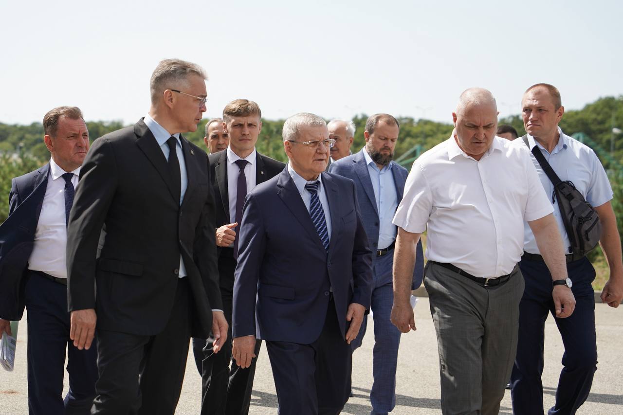 В Ставрополе с рабочей поездкой побывал полномочный представитель Президента Российской Федерации в СКФО Юрий Яковлевич Чайка. Вместе посетили институт Федеральной службы безопасности РФ. Познакомились с условиями учебы и быта курсантов, вручили награды преподавательскому составу.   Институт – правопреемник филиала Голицынского пограничного института ФСБ России, начавшего работу еще в 2008 году. Сегодня на его базе идет обучение по специальностям высшего и среднего профессионального образования.   Во время двусторонней встречи, которая состоялась на площадке института, доложил Юрию Яковлевичу о ситуации в регионе. Сообщил о рекордном урожае зерновых. Мы перешагнули порог в 10 миллионов тонн зерна без кукурузы. Помогли инвестиции в отрасль, механизмы государственной поддержки, развитие научного потенциала растениеводства, а также знания и опыт ставропольских аграриев.   Отдельно обсудили реализацию краевой кадровой программы «Герои Ставрополья» для участников СВО. В данный момент 39 ребят с первого потока обучения проходят стажировку в исполнительных органах власти и муниципалитетах.   Поговорили о ключевых показателях социально-экономического развития края. Поблагодарил полномочного представителя Президента за внимание к Ставрополью, за поддержку в решении важных для региона вопросов.