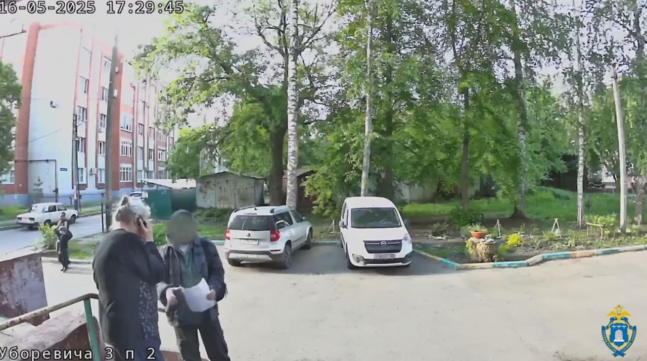 В Тамбове полицейские задержали уроженца Центральной Азии, подозреваемого в соучастии в мошенничестве Жертвами стали двое жителей областного центра 87 и 58 лет. По предварительным данным, потерпевшим звонили неизвестные и представлялись работниками государственных ведомств. Под предлогом необходимости декларирования денег они убедили граждан передать курьеру имеющиеся дома средства. Предварительная сумма ущерба составила 2,7 миллиона рублей и 1000 долларов. - Сотрудники уголовного розыска установили автомобиль, на котором к заявителям приезжал предполагаемый помощник мошенников. Посредником оказался 27-летний уроженец Центральной Азии. Из Москвы в Тамбов он приехал на такси. Подработку мужчина нашел в интернете. Куратор называл ему адрес, где он забирал пакет с деньгами и переводил их на специальный счёт. Возбуждено уголовное дело, - сообщили в УМВД России по Тамбовской области. УМВД России по Тамбовской области