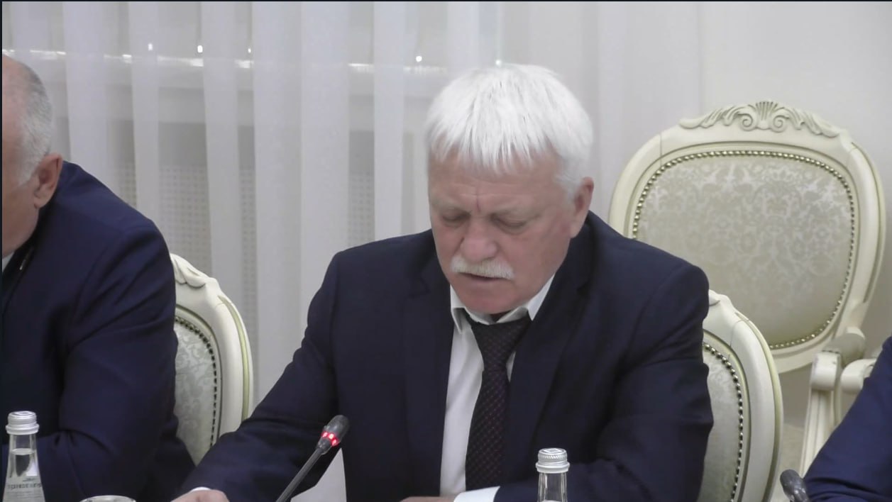 Заморозки уничтожили почти 4,5 тысяч гектаров сахарной свеклы в Курской области Об этом на заседании регионального Правительства доложил врио замгубернатора Курской области Геннадий Бабаскин. Ночные заморозки в конце апреля-первых числах мая нанесли серьёзный ущерб урожаю. Погибло около 4,5 тыс. гектаров сахарной свеклы, ещё около 14 тыс. повреждено. — На сегодняшний день погибшие площади в основном пересеяны, — отметил Геннадий Бабаскин. «Вести.Курск». Только проверенная информация.