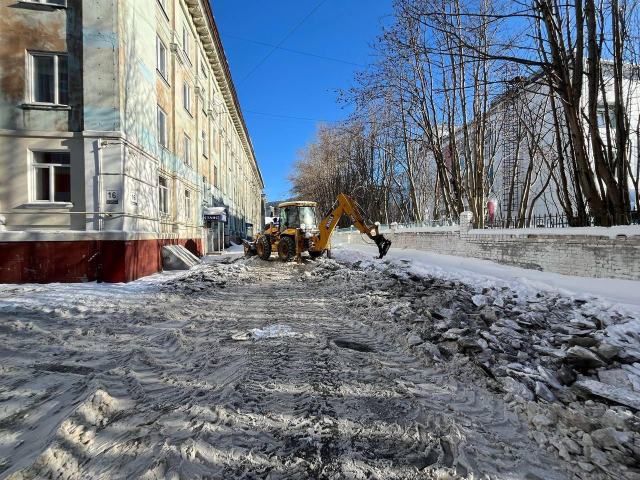 За сутки с улиц Мурманска вывезли более 5 тысяч кубометров снега  В марте в областном центре выпало 107% месячной нормы осадков. Об этом в своем телеграм-канале рассказал глава города Юрий Сердечкин. Он отметил, что это уже четвертый месяц подряд, когда показатели превышают обычные значения. За весь зимний сезон — с ноября по март — было зафиксировано 179% нормы осадков. За последние сутки с улиц города вывезли 5 287 кубических метров снега, для борьбы с гололедом использовали 108 тонн пескосоляной смеси. Дорожные службы продолжают свою работу круглосуточно в две смены.  Фото: Юрий Сердечкин / ТГ    Подпишись — Вести Мурман