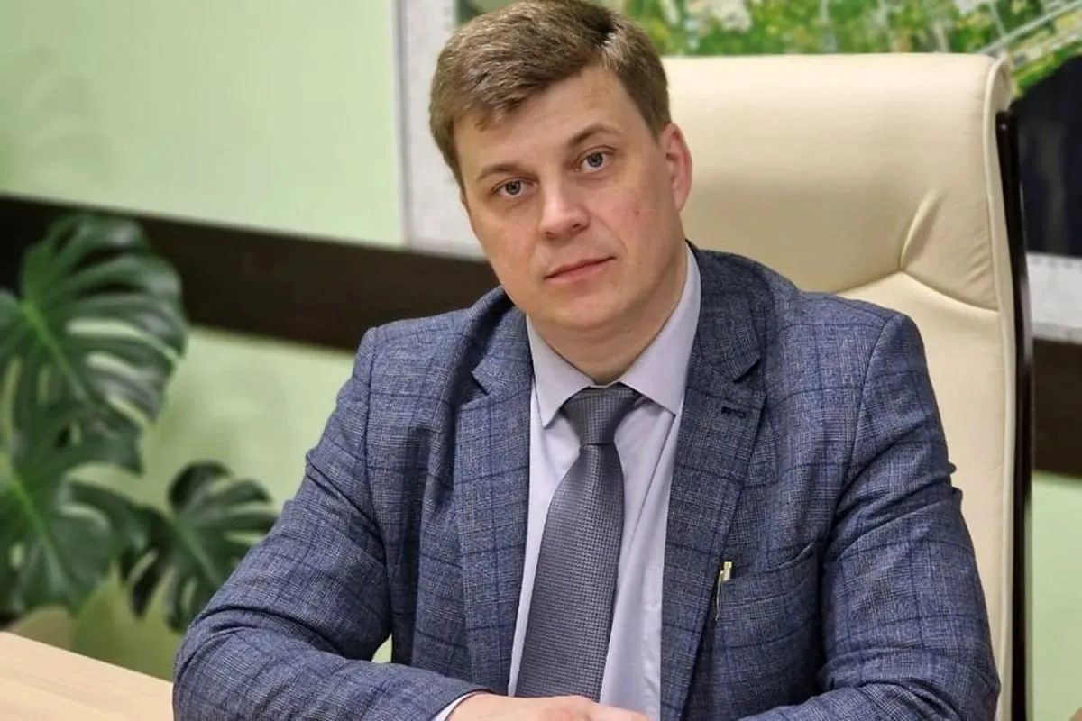 Главу города Бодайбо Алексея Ботвина оштрафовали за бездействие администрации которое привело к промерзанию водовода и остановке работы четырех котельных В результате город остался без отопления в 40 градусный мороз почти на месяц Размер штрафа составил 10 тысяч nedvizhna