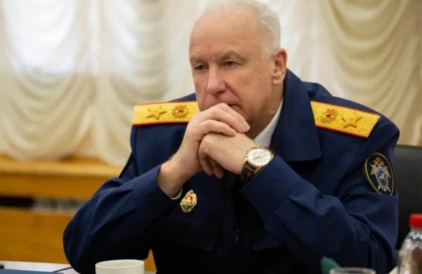 Александр Бастрыкин потребовал расследовать смерть 23-летнего инвалида из Ростовской области  Трагедия произошла в Сальском районе в августе 2024 года. Тогда недееспособного молодого человека избил на улице 15-летний знакомый. Пострадавшего доставили в больницу, где он скончался через пять дней.   Несмотря на то, что очевидцы и родственники дали показания, а потерпевший успел рассказать о произошедшем, до настоящего времени фигурант не привлечен к ответственности и не был изолирован от общества.  Расследовать смерть дончанина попросила его сестра. Председатель СК России поставил ситуацию на контроль и потребовал доложить о причинах допущенной по уголовному делу волокиты.   Работа  Авто    Глэмпинг  Медицина