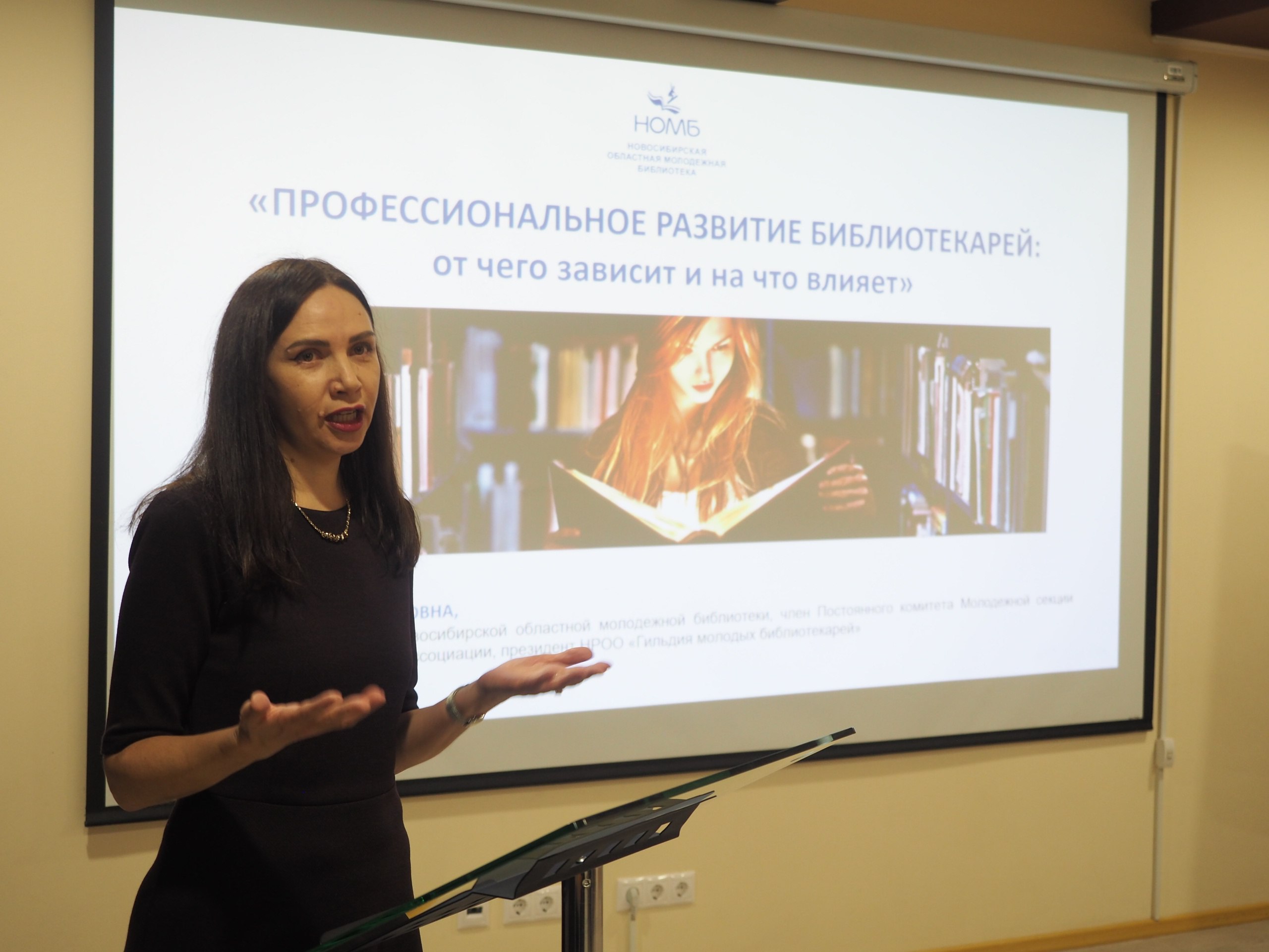 На Ямале определят лучшего специалиста в библиотечном деле В рамках празднования юбилея Нового Уренгоя с 17 по 21 ноября состоится X окружной конкурс профессионального мастерства Библиотекарь года 2025 Конкурс проходит ежегодно среди молодых специалистов до 35 лет Участникам предстоит подготовить домашнее задание с рассказом о профессиональной деятельности пройти проверку личностных и профессиональных качеств а также создать проект по предложенным направлениям По итогам испытаний победитель набравший наибольшее количество баллов получит почетное звание Библиотекарь года и денежный приз в размере 70 тысяч рублей Заявки на участие в конкурсе принимаются Национальной библиотекой Ямала От каждого муниципалитета региона а также Волновахского муниципального округа выберут по одному специалисту Финал Библиотекарь года 2025 пройдет в деловом центре Ямал в Новом Уренгое Мероприятие станет профессиональной площадкой для обмена опытом Ямальские специалисты совместно с представителями библиотечного сообщества России обсудят актуальные инновации в отрасли и примут участие в профильных семинарах