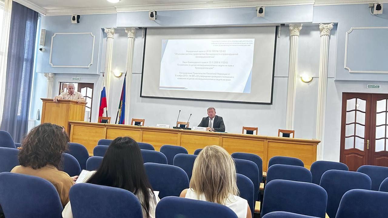 Совершенствование деятельности комиссии по делам несовершеннолетних: опыт Краснодарского края для Генического округа  Заместитель председателя комиссии по делам несовершеннолетних и защите их прав Генического муниципального округа Ирина Малайчук, в составе делегации из Херсонской области, приняла участие в пленарном заседании, организованном Министерством труда и социального развития Краснодарского края. Мероприятие было посвящено обмену опытом и обсуждению актуальных вопросов в сфере защиты прав несовершеннолетних.  В ходе заседания представители муниципальных КДН и ЗП Краснодарского края представили информацию о текущей ситуации с несовершеннолетними в регионе, выделили новые тенденции и поделились эффективными практиками работы. Особое внимание было уделено межведомственному взаимодействию и совершенствованию деятельности комиссий.  В частности, участники обсудили вопросы организации эффективного межведомственного взаимодействия между органами и учреждениями системы профилактики в целях предупреждения безнадзорности и правонарушений несовершеннолетними. Также рассматривались пути совершенствования деятельности комиссий в части осуществления производства по делам об административных правонарушениях, совершенных несовершеннолетними.  Обмен опытом позволит определить направления для дальнейшей работы и внедрения лучших практик КДН и ЗП в Геническом муниципальном округе.