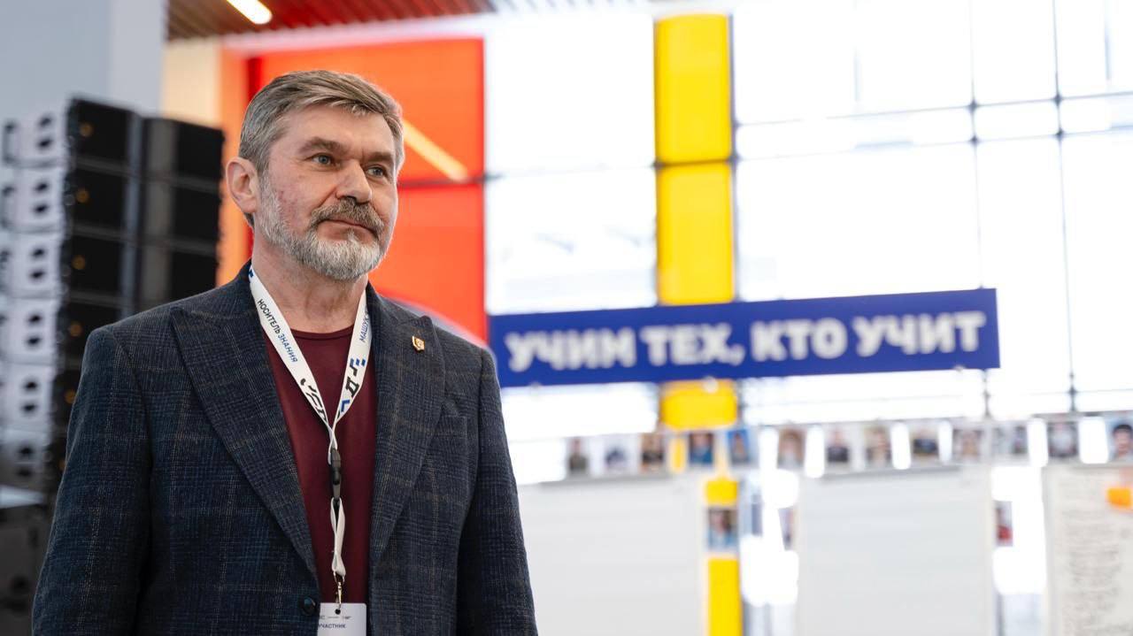 Сергей Меняйло поздравил коллектив Центра знаний Машук с трёхлетием деятельности Как отметил глава Северной Осетии в своем телеграм канале за три года Центр стал всероссийской просветительской и образовательной площадкой где встречаются педагоги управленцы наставники родители и молодёжь со всей страны За три года Центр знаний Машук объединил более 45 тысяч участников со всех 89 регионов России и 52 зарубежных стран провёл свыше 300 образовательных программ Для Осетии Машук настоящий друг с которым нас связывают важные проекты Коммуникативное лидерство и летний студенческий слёт Æрыгон стали для нас общей гордостью и показали что вместе мы способны реализовывать самые смелые идеи написал глава региона Вести Алания Владикавказ