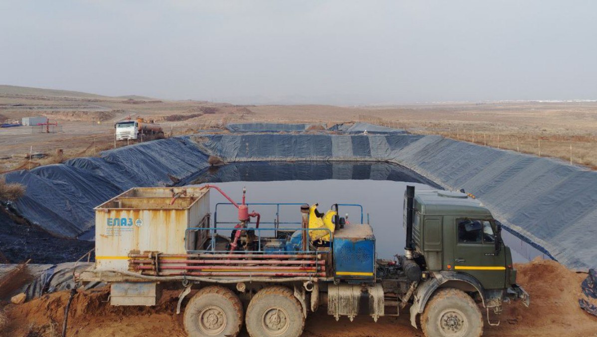 На месторождении в Сурхандарье произошла утечка нефтяной жидкости видео   repost uz zashitu uje sdelali Подписывайтесь на Repost