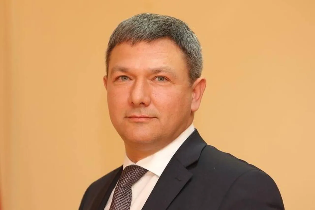 Задержан Виталий Ковалёв директор МБУ Центр и бывший глава Кстовского и Приокского районов Одновременно с ним был задержан Валерий Трофимов директор муниципального предприятия Ремонт и эксплуатация дорог По предварительным данным аресты могут быть связаны с закупками реагентов Также фигурирует версия об использовании муниципальной техники для частной стройки  Если у вас не загружается фото заходите в наш MAX   max ru moynizhny