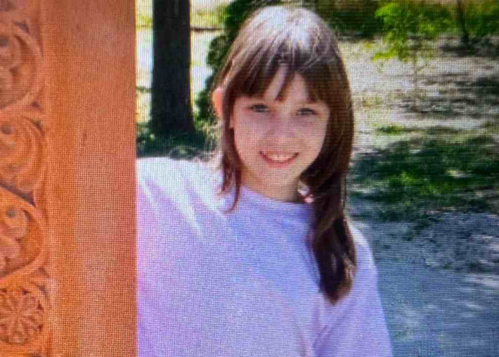 В Волжском пропала 10-летняя девочка в розовой водолазке и черных лосинах В городе Волжском Волгоградской области вся полиция, родные и знакомые семьи на ушах: пропала 10-летняя Наташа Королева. Она ушла из своего дома на улице Карбышева вчера, 20 июня. Дома девочка не ночевала, полиция объявила ее без вести пропавшей. Выглядит ребенок на 10-13 лет, ее рост 148 сантиметров. Наташа – худощавая девочка с русыми волосами и серо-голубыми глазами. Из дома она уходила в розовой водолазке, черных лосинах и разноцветных шлепках. Пока о школьнице никаких вестей. Всех, кто что-то знает о местонахождении ребенка, кто видел ее вчера или сегодня ночью – позвоните в дежурную часть полиции города Волжского 8-8443-41-56-56 или в 02, или сотруднику, занимающемуся розыском 89377070077 .