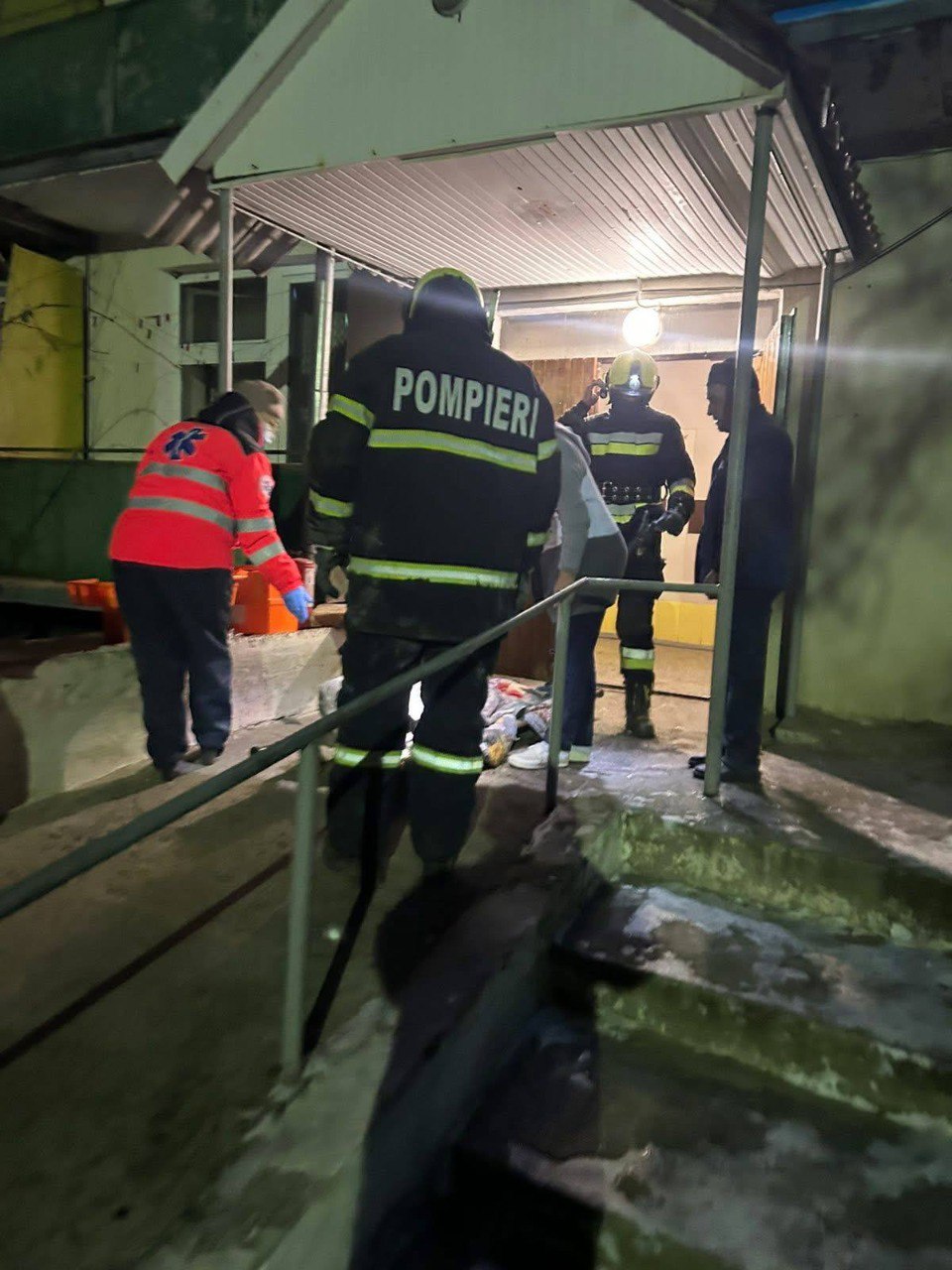 Пожар в Центре размещения для пожилых людей эвакуированы 42 человека Инцидент произошел в селе Кочиеры Дубоссарского района Из за возгорания в Центре размещения для пожилых людей пожарные эвакуировали 42 человека среди которых были и люди с инвалидностью Огонь вспыхнул накануне утром на первом этаже учреждения сигнал в Службу 112 поступил в 05 31 ℹ Возгорание началось из за свечи оставленной без присмотра на прикроватной тумбе Пожарные справились с огнем в течение получаса В результате пожара 67 летний мужчина находившийся на кровати рядом с очагом возгорания получил ожоги рук и ног и был госпитализирован Подпишись на primulinmd