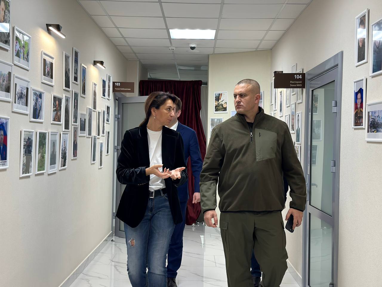 Омский филиал фонда Защитники Отечества посетил Андраник Гаспарян командир Центра ВОИН Герой России участник президентской программы Время героев Гость познакомился с коллективом а руководитель филиала Наталья Чайка провела экскурсию по офису Наталья Сабировна подробно рассказала о направлениях работы уделив внимание системе комплексной поддержки для демобилизованных участников СВО а также для членов семей погибших и без вести пропавших защитников Особое внимание было уделено активному вовлечению ветеранов в культурную жизнь спорт оказанию психологической помощи Это важный шаг к укреплению их социальной интеграции в мирную жизнь Встреча состоялась в рамках инициативы губернатора Омской области Виталия Хоценко который уделяет большое внимание поддержке участников СВО и членов их семей а также развитию межведомственного взаимодействия Фонда и ключевых организаций региона ЗащитникиОтечества Омск