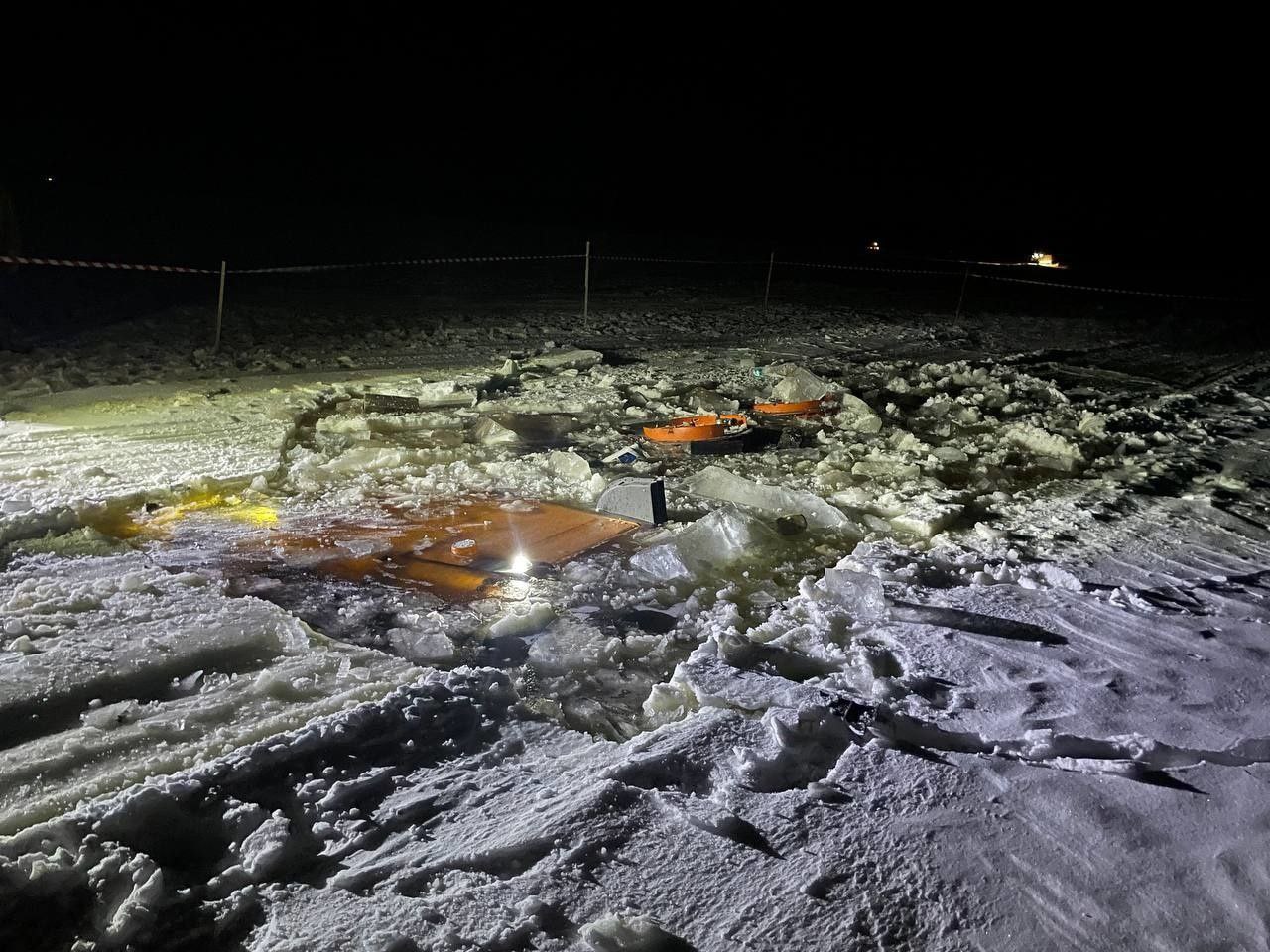 Архангельской межрайонной природоохранной прокуратурой организована проверка исполнения законодательства об охране окружающей среды при дорожно транспортном происшествии на ледовой переправе р Мезень у дер Кимжа Архангельской межрайонной природоохранной прокуратурой совместно со специалистами Северного межрегионального управления Росприроднадзора Североморского территориального управления Росрыболовства проводится проверка по факту происшествия на ледовой переправе Установлено что 22 12 2025 на 344 км автодороги Архангельск Белогорский Пинега Мезень под лед провалился автомобиль КАМАЗ транспортировавший топливо В настоящее время проведены работы по откачке бензина из автомобиля загрязнения нефтепродуктами р Мезень массовой гибели биологических ресурсов не допущено В ходе проверки будет дана оценка действиям виновных лиц по соблюдению предписаний водоохранного законодательства При наличии оснований будет принят комплекс мер прокурорского реагирования
