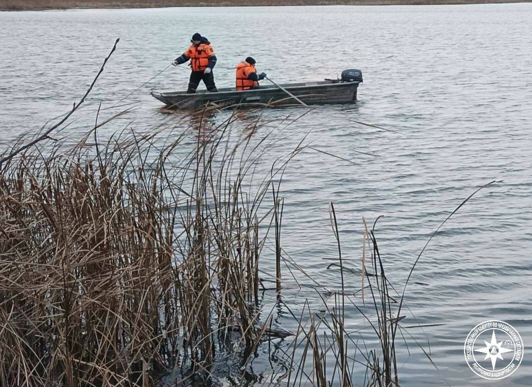 В Башкирии на реке Белой нашли одного из рыбаков. Его тело обнаружили на глубине около 2 метров.   Поиски второго пропавшего продолжаются.