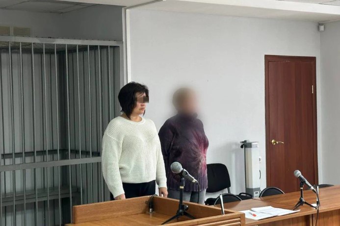 В Иркутской области бывшего директора ОГКУ Дирекция автодорог приговорили к 12 годам лишения свободы Как рассказали КП Иркутск в региональной прокуратуре в 2020 году подсудимая незаконно получила от руководителя организации 3 5 миллиона рублей в качестве взятки Деньги были получены за помощь в получении государственного контракта на фиктивную разработку транспортной программы для Иркутской области а также за подписание акта о приемке несуществующих работ пояснили в пресс службе надзорного ведомства Обвиняемая перечислила из государственного бюджета на расчетный счет более 39 миллионов рублей Суд назначил экс руководителю 12 лет лишения свободы в колонии общего режима штраф 17 миллионов рублей и запрет на определенную деятельность сроком на 7 лет На имущество подсудимой стоимостью более 12 миллионов рублей наложили арест