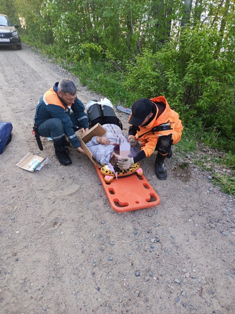 В Вологодской области на бабушку-рыбачку упало дерево Это произошло на днях на берегу озера в Вытегорском районе. Пострадала 65-летняя женщина. Как говорят, дерево упало внезапно во время рыбалки. Пенсионерка оказалась зажата и не могла самостоятельно выбраться. Пострадавшую вызволили местные спасатели и передали медикам. Источник: Арктический спасательный учебно-научный центр «Вытегра»