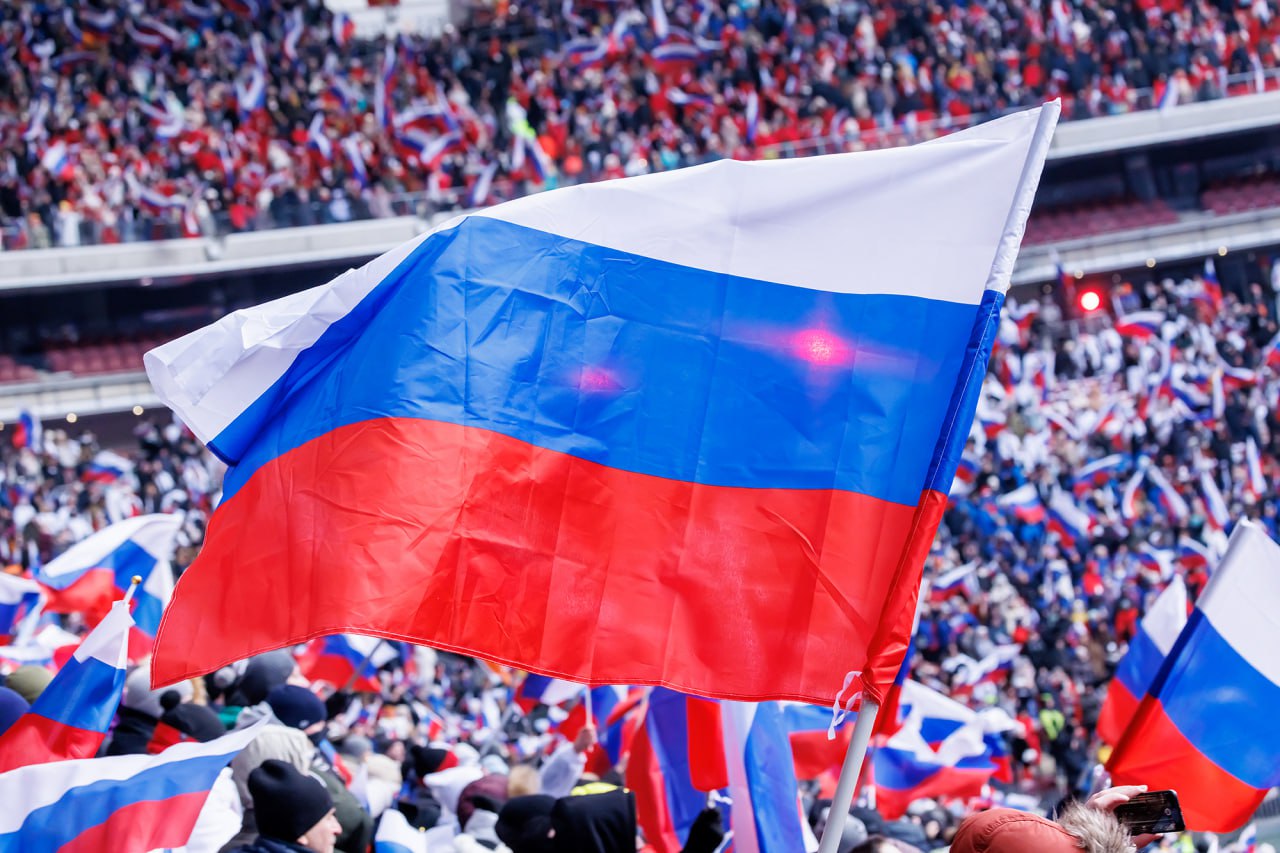 Госсекретарь США поздравил с Днем России Марко Рубио сообщил о стремлении Вашингтона к конструктивному взаимодействию с Москвой по Украине. «Соединенные Штаты по-прежнему привержены поддержке российского народа в его стремлении к светлому будущему», – говорится в заявлении дипломата. Также россиян поздравил с праздником президент Белоруссии Александр Лукашенко: «Россияне сегодня, как и во все времена, сплотились в стремлении сделать Отчизну еще более сильной, независимой и процветающей». К поздравлениям присоединился и президент Казахстана Касым-Жомарт Токаев. Он направил российскому лидеру Владимиру Путину телеграмму, где отметил высокий уровень отношений дружбы и добрососедства между государствами. Подпишитесь на «Абзац» Добавьте «Абзац» в ленту «Дзена»