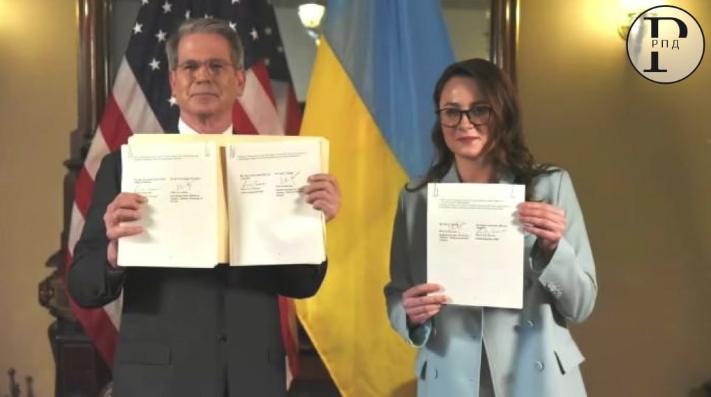 В Сети обратили внимание на фото, где подписанты украинско-американской сделки по недрам Министры Юлия Свириденко и Скотт Бессент - держат в руках три разных подписанных документа. То, что это не один и тот же документ, видно по разному объему текста на последней странице. Украина вчера официально заявила о подписании только одного договора. В нем не содержится никакой конкретики о том, как именно будет действовать сделка. И идут отсылки на Договор об ограниченном партнерстве, где это должно быть прописано.