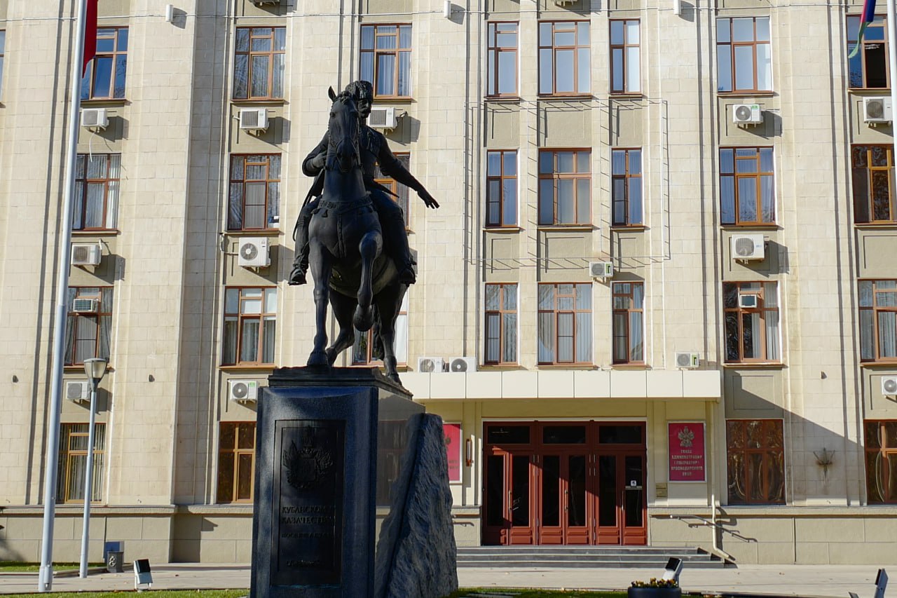 В 2025 году на реализацию плана обеспечения устойчивого развития экономики и соцстабильности Кубани направят порядка 5 млрд рублей Соответствующий документ на текущий год утвердил губернатор Краснодарского края Вениамин Кондратьев. – План обеспечения устойчивого развития экономики и социальной стабильности направлен на смягчение последствий санкций – поддержку отраслей экономики и социальной сферы. С марта 2022 года на его реализацию направили более 19 миллиардов рублей. На сегодняшний день план включает 44 мероприятия, а запланированный объем финансирования на 2025 год составляет почти 5 миллиардов рублей. Среди ключевых нововведений – поддержка сельскохозяйственных товаропроизводителей, особенно молочно-товарных ферм, а также организаций курортной отрасли и промышленных предприятий, – рассказал Вениамин Кондратьев.