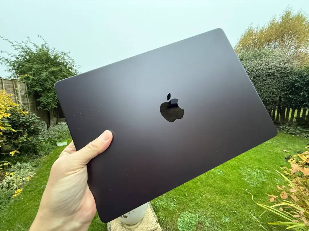 Apple готовится запустить массовое производство MacBook Pro с M5 MacBook Air с M5 и нового Studio Display Презентация этих устройств запланирована на конец этого года первый квартал 2026 года Bloomberg новости iphonesru