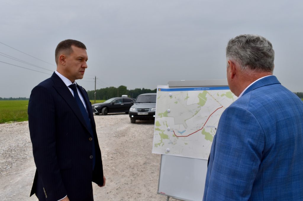 Глава регионального минтранса Павел Супрун ознакомился с ходом ремонта автодороги в Рыбновском районе Министр транспорта Павел Супрун побывал в Рыбновском районе Рязанской области, где осмотрел объекты, на которых идут дорожно-строительные работы в рамках национального проекта «Инфраструктура для жизни». Также на площадках побывали заместитель главы района Руслан Бикмаев, исполняющий обязанности директора ГКУ РО «Дирекция дорог Рязанской области» Сергей Игонин, а также представители подрядных организаций. По поручению губернатора Павла Малкова особое внимание уделяется въездным трассам в регион. В этом году стартовал капитальный ремонт дороги Рыбное от автодороги М-5 «Урал» – Пальные – Пионерский – Большое Жоково – граница района, протяженностью 28 км. Эта дорога обеспечивает транспортное сообщение между Рязанской и Московской областями. По ней проходят маршруты школьных автобусов, она ведет к храмам, дому культуры в поселке Пионерский и другим социальным объектам. На сегодняшний день специалисты ...