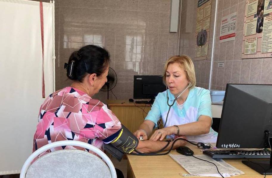 Более 1 8 тысяч пациентов с сердечно сосудистыми заболеваниями бесплатно получили необходимые лекарства благодаря нацпроекту Продолжительная и активная жизнь С начала этого года выдано порядка 8 5 тысяч рецептов на общую сумму около 25 млн рублей сообщил в своем телеграм канале Сергей Меняйло Препараты предоставляются по рецепту врача одномоментно на срок до шести месяцев и в течение двух лет после постановки диагноза или хирургического вмешательства Всего в этом году на программу выделено около 73 8 млн рублей Лекарства могут получить пациенты перенёсшие инсульт инфаркт миокарда а также прошедшие аортокоронарное шунтирование или стентирование коронарных артерий Подробности программы можно уточнить у лечащего врача в поликлинике Вести Алания Владикавказ