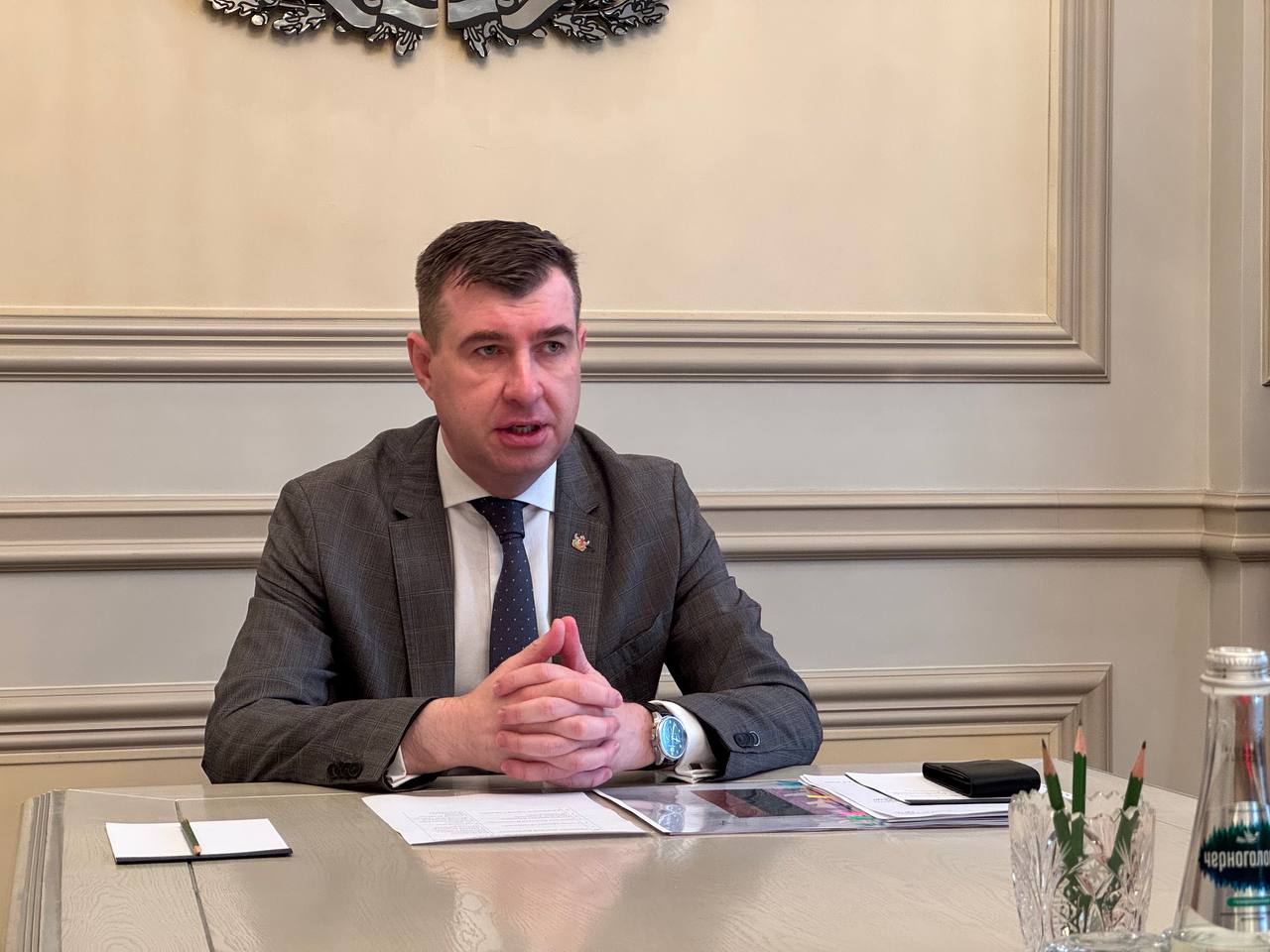 Расширенная воронежская экономзона может потребовать около 4,9 млрд рублей на инфраструктуру  Об этом стало известно во время пресс-конференции первого зампреда правительства региона Данила Кустова по итогам ПМЭФ. По его словам, на прошлой неделе Воронежская область подала заявку в Минэкономразвития для увеличения территории особой экономической зоны.   О необходимости расширяться власти говорят уже несколько лет, но никак не удавалось найти подходящий участок. Рассматривались даже территории в других районах. Но все же было решено остановиться на Масловке, где расположены индустриальный парк «Масловский» и ОЭЗ «Центр».   Кустов уточнил, что в декабре был создан индустриальный парк «Масловский-2». Пока что это рабочее название, над новым еще думают. Правительство планирует по этому вопросу посоветоваться с промышленным сообществом, возможно, устроить опрос.   Зампред рассказал, что часть нового парка будет иметь статус особой экономической зоны. Данил Кустов надеется, что его удастся получить через один-два месяца.   При этом для создания инфраструктуры новой площадки нужно порядка 4,9 млрд рублей.   «Проектная документация пока разрабатывается. Мы пока можем эту цифру определить методами и аналогами. И с учетом того, что инфраструктуру необходимо будет строить очень оперативно, потому что есть потребность в этой площадке, мы ведем переговоры с потенциальными компаниями, которые могут поучаствовать в конкурсе и выйти на строительство объектов инженерной и транспортной инфраструктуры в нашей создаваемой площадке», – отметил Данил Кустов.     Подписывайся на «Площадь»
