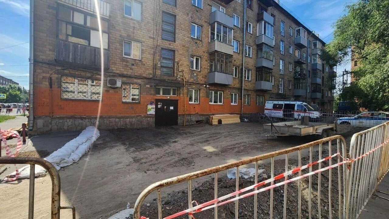 В Красноярске дом на улице Бограда 114 где летом обрушился грунт у подъезда собираются расселить до 2040 года Соответствующее распоряжение подписал руководитель департамента градостроительства Сергей Шикунов документ опубликован на сайте мэрии В департаменте уточнили что установленный срок могут сдвинуть в меньшую сторону Сейчас городские власти ждут утверждения программы переселения из аварийного жилья Куда именно переедут жильцы пока не решено Квартиры будут закупать перед расселением с учетом оценки и площади жилья Подробнее на Бабре красноярск kras 24