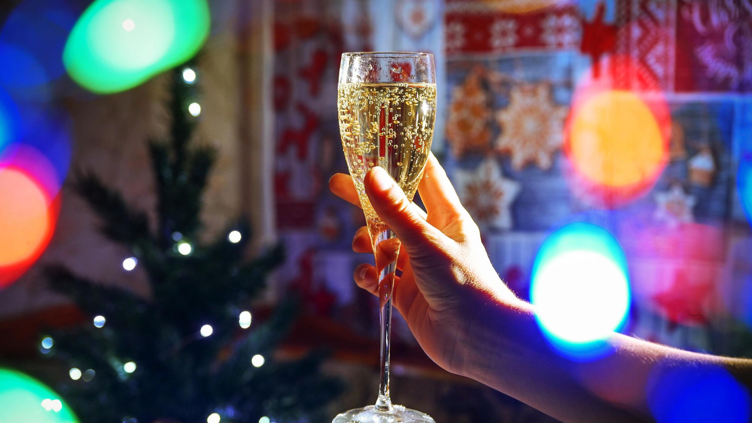 Бумажка с желанием или пепел от нее запитые алкоголем за новогодним столом могут вызвать некоторый дискомфорт например изжогу заявил РИА Новости доктор медицинских наук главный внештатный специалист по первичной медико санитарной помощи взрослому населению столичного департамента здравоохранения Андрей Тяжельников Новогодняя традиция со съедением записки с желанием в новогоднюю ночь под бой курантов знакома многим И хотя бумага не является съедобным продуктом но сильного вреда здоровью этот обычай не нанесет Конечно лист на котором пишется желание должен быть совсем небольшого размера Конечно совместно с употреблением алкоголя съеденная бумажка или пепел от нее может вызвать некоторый дискомфорт например изжогу рассказал Тяжельников