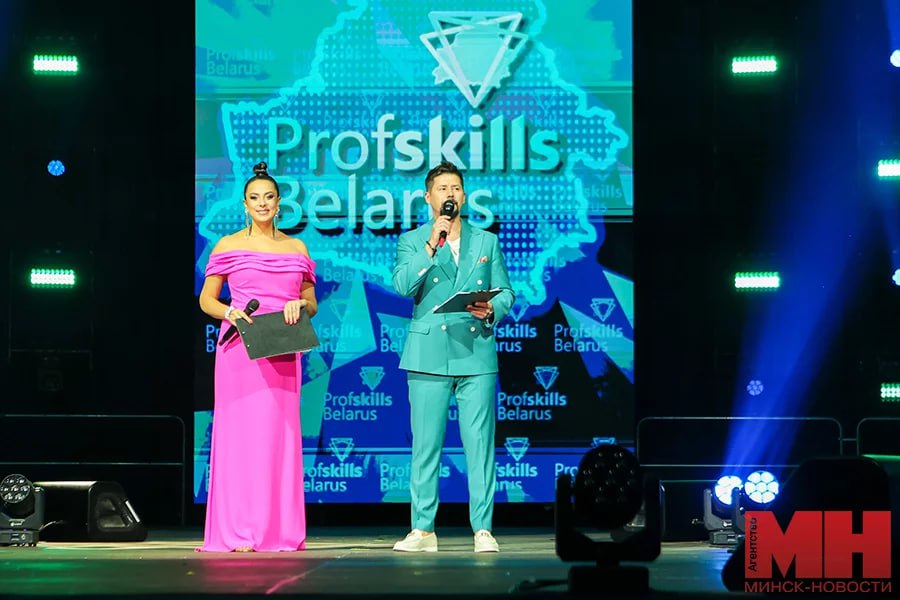В Минске подвели итоги ProfSkills Belarus: наградили 150 лучших мастеров своего дела. В масштабном чемпионате поучаствовали около 400 молодых мастеров, соревнования проходили по 50 компетенциям. Прежде чем попасть в финал, конкурсанты выдержали серьезный отбор: они стали лучшими в своем колледже и регионе. На чемпионате организовали две демонстрационные не соревновательные компетенции — «Индустрия 4.0» и «Цифровое сельское хозяйство». Они отражали профессии будущего. Также среди новшеств — стало больше участников с ограниченными возможностями здоровья. Конкурс профессионального мастерства стал уникальной площадкой для обмена опытом, зарождения новых идей, укрепления международного сотрудничества, отметил первый замминистра образования Александр Баханович. «Минск-Новости» MINSKNEWS.BY Telegram Viber FB VK Inst TikTok YouTube
