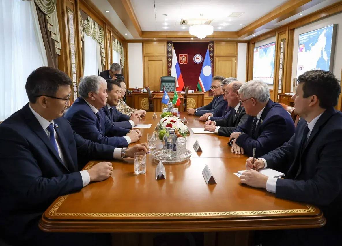 Сергей Местников провел встречу с делегацией Татарстана Заместитель Председателя Правительства Якутии Сергей Местников 11 ноября встретился с делегацией Республики Татарстан во главе с заместителем Председателя Государственного Совета РТ председателем Комиссии по сохранению и развитию татарского языка и родных языков Маратом Ахметовым Об этом сообщили в пресс службе Главы и Правительства Республики Саха Якутия Во время визита делегации Татарстана с Председателем Государственного Собрания Ил Тумэн Якутии Алексеем Еремеевым обсуждались вопросы законодательного обеспечения социально экономического развития регионов реализации языковой политики а также сохранения и развития родных языков Сегодня гости посетили несколько образовательных учреждений Якутска Национальную вещательную компанию Саха и Северо Восточный федеральный университет имени М К Аммосова Кроме того запланированы встречи с членами Союза писателей Якутии коллективом Национального книжного издательства Айар и редакторами республиканских СМИ Якутия традиционно выступает площадкой для масштабных мероприятий способствующих укреплению межнационального согласия В июне здесь успешно прошёл XXV Федеральный Сабантуй собравший около 50 тысяч участников включая гостей из 29 регионов России В рамках Дней Якутии в Татарстане в июне 2021 года Глава Якутии Айсен Николаев и Раис Татарстана Рустам Минниханов подписали соглашение о сотрудничестве между правительствами регионов в экономической культурной социальной и других сферах Подписаться Сообщить новость   Вести Татарстан в MAX