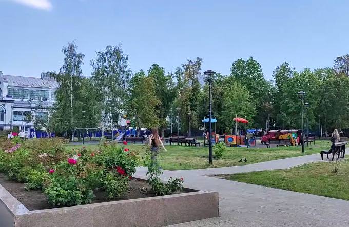 На площади Кирова высадят новые деревья Этой осенью на площади Кирова в Саратове планируется высадка новых деревьев вместо ясеней, которые были удалены из-за изумрудной златки. Ранее специалисты сообщали, что эти насаждения усохли и могли представлять опасность. На площади расположена детская площадка, которая пользуется популярностью у мам с детьми. Летом теперь здесь не очень комфортно – погибшие деревья создавали тень и прохладу. Нам обязательно нужно высадить здесь новые зеленые насаждения, — прокомментировал глава города Михаил Исаев. Так, в этом году на площади Кирова появятся 20 саженцев декоративных пород черемухи, 20 – яблонь, 100 сирени, еще 100 – спиреи. Прислать новость