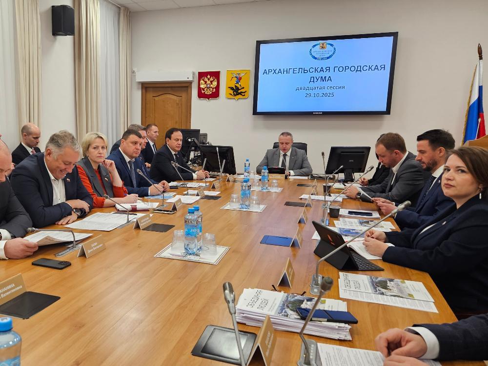 Юбилейная сессия Архангельской гордумы стартовала На ней изберут нового голову Сегодня в областной столице проходит 20 я сессия Архангельской городской Думы 28 созыва Ключевой вопрос повестки дня выборы главы областной столицы на пятилетний срок На этот пост претендуют действующий градоначальник Дмитрий Морев и депутат Архангельской гордумы директор МУП Горсвет Александр Гурьев Напомним что теперь кандидатуры на пост главы вносятся не конкурсной комиссией а губернатором на основании предложений представленных региональными отделениями парламентских партий и областной Общественной палатой Как известно Морева выдвинула Единая Россия Гурьева Общественная палата Сегодня оба кандидата представят депутатам свои программы по развитию города а те проведут рейтинговое голосование В ходе сессии народные избранники также примут решение по распределению порядка 138 млн рублей Основные направления затрат порядка 130 млн ТК Рико на обеспечение обязанностей по осуществлению регулярных пассажирских перевозок Кроме того средства будут направлены на капитальный ремонт в том числе благоустройство учреждений социальной сферы а также на ремонт нескольких помещений маневренного муниципального фонда Освещать ход сессии прямиком из зала заседаний будет корреспондент ИА Эхо СЕВЕРА Прямую трансляцию можно посмотреть по ссылке