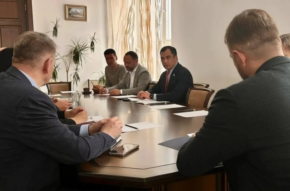 На площадке Думы города Иркутска прошло совещание по развитию Свердловского округа В нем принял участие депутат Государственной Думы РФ Сергей Тен парламентарии Законодательного Собрания региона Максим Девочкин Сергей Баляскин председатель Думы города Иркутска Евгений Стекачев и депутаты Григорий Вакуленко Василий Донских Оксана Жучкова Александр Сафронов Ростислав Белых Александр Панько а также заместитель секретаря Иркутского городского отделения Единой России Светлана Колотовкина и заместитель мэра председатель комитета по управлению Свердловским округом Антон Медко На встрече обсуждалось развитие дорожной инфраструктуры в частности строительство Лермонтовской развязки увеличение и обновление подвижного состава муниципального транспорта строительство травмпункта которым будут пользоваться жители сразу же нескольких избирательных округов благоустройство территорий В существующей сложной экономической ситуации с дефицитным городским бюджетом мы должны действовать сообща чтобы сохранять тот уровень жизни к которому привыкли жители И мы надеемся на помощь области и федерации в реализации намеченных проектов на территории Иркутска отметил председатель Думы города Евгений Стекачев Депутаты Ростислав Белых и Александр Сафронов подняли тему камер видеонаблюдения на дорогах и необходимости распределения средств за оплаченные штрафы в бюджет на конкретные дорожные цели обновление состава и ремонт асфальтового покрытия Сергей Тен добавил и про камеры фиксирующие движение большегрузов по дорогам где это запрещено Иркутск областной центр нашего региона его визитная карточка И Свердловский округ самый крупный район города Большая территория большое население большое количество задач Мы депутаты всех уровней в сотрудничестве с исполнительной властью должны вместе разработать программу развития ведь мы знаем все проблемные точки в наших силах решить эту задачу подчеркнул Сергей Тен