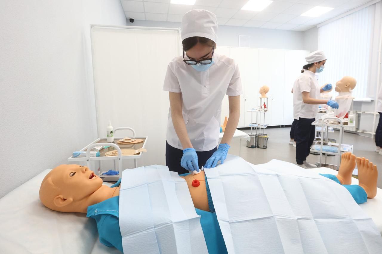 В СПЧ предложили создать в медвузах отдельную специальность по паллиативной помощи сообщила председатель рабочей группы Здравоохранение и народосбережение Ольга Демичева У выпускников профильных вузов не хватает знаний в этой сфере в частности по выявлению и лечению тяжелых проявлений заболеваний а также принципам маршрутизации и обеспечения медизделиями и энтеральным питанием отмечается в резолюции Совета Также необходимо создать Национальный медицинский исследовательский центр НМИЦ по паллиативной медпомощи детям и взрослым сказала Демичева Замминистра здравоохранения РФ Евгений Камкин в ответ напомнил что теперь решение о присвоении институтам статуса НМИЦ принимает правительство а не Минздрав Чингаев Ярослав АГН Москва Telegram Max