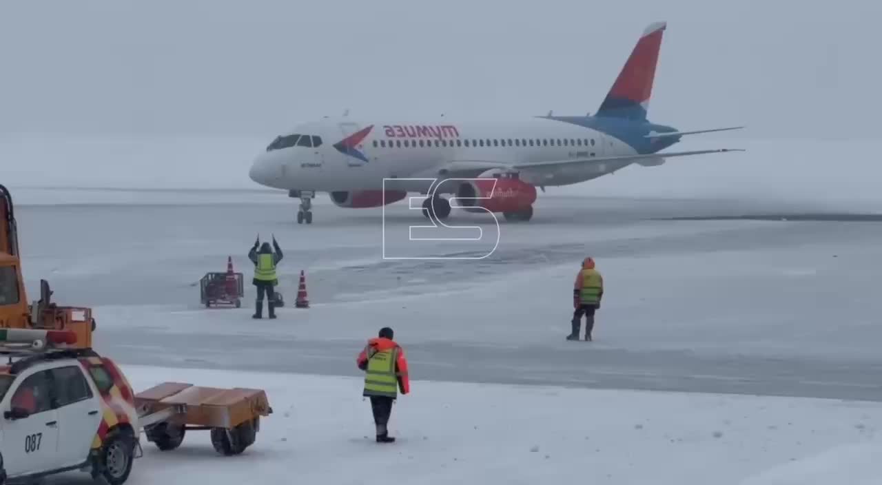 Снегопад в Москве приводит к задержкам и отменам рейсов в аэропортах
