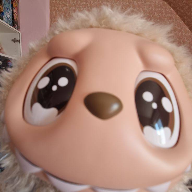 Школьникам официально разрешили использовать слово лабубу на ЕГЭ Причина у него нет переводов или аналогов поэтому оно не попадает под этический критерий рассказала заведующая кафедрой русского языка РГПУ им Герцена профессор Наталия Козловская Этический критерий не запрещает использование в сочинениях заимствований не допускаются только иностранные слова имеющие аналоги в русском языке и не содержащихся в нормативных словарях Никаких переводов или аналогов у него лабубу нет сказала Козловская Готовый аргумент для сочинения на тему быстро умирающие тренды Подписаться Дать буст Мы в MAX