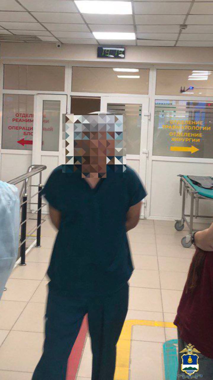 В Гусиноозерске мужчина сбежал из больницы переодевшись медиком 46 летний ранее судимый мужчина по пьяни ударился головой и обратился за помощью в Гусиноозёрскую ЦРБ Но вместо благодарности за помощь врачей он совершил кражу Ночью он решил сбежать из больницы куда его госпитализировали Для этого он переоделся в медицинскую спецодежду замаскировался под работника и покинул медучреждение Уже на воле мужчина переоделся в другой костюм который также прихватил с собой Всего он украл 2 пары медицинских костюмов футболку и тапочки В отношении фигуранта возбуждено уголовное дело по признаку преступления предусмотренного п в ч 2 ст 158 УК РФ избрана мера пресечения в виде подписки о невыезде и надлежащем поведении сообщает пресс служба МВД