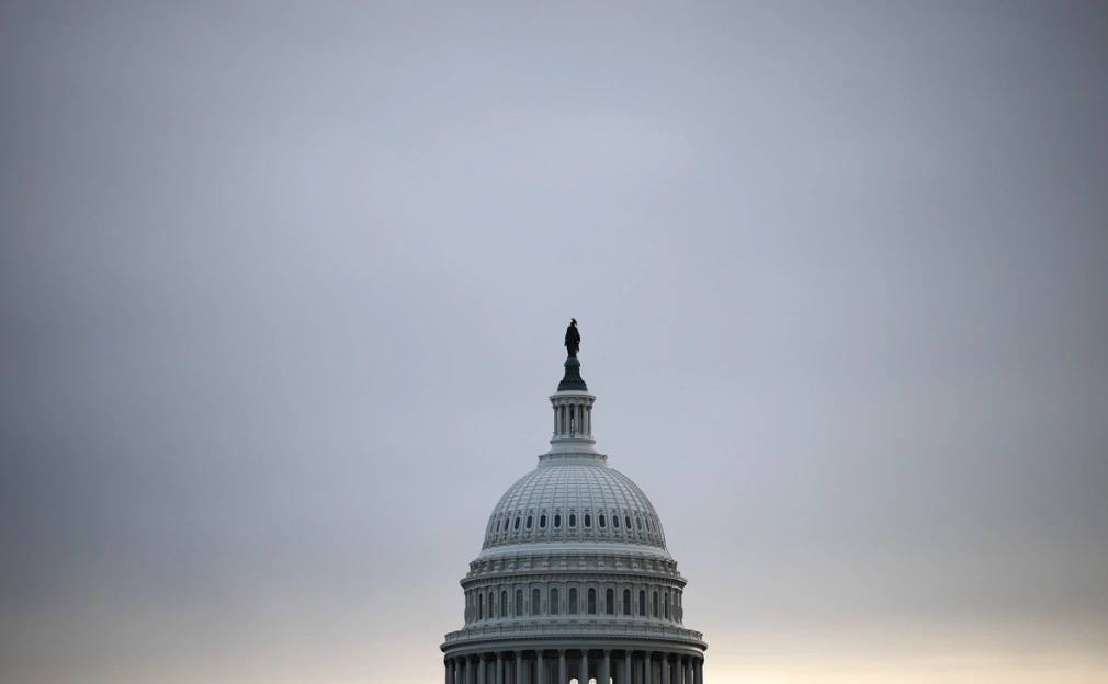 Администрация Трампа в случае принятия в стране законопроекта о порядке использования российских замороженных активов сможет конфисковать половину этих средств допускают в бюджетном управлении конгресса В Соединенных Штатах находятся активы России на сумму около 5 млрд Законопроект S 2918 предусматривает передачу части из них на отдельный счет с начислением процентов для дальнейшего использования в поддержку Украины Управление отмечает что один из разделов закона О восстановлении экономического процветания и возможностей украинцев уполномочил президента конфисковать суверенные активы России однако существует значительная неопределенность относительно того готов ли Трамп пойти на такой шаг Фото Win McNamee Getty Images Следить за новостями РБК в МАХ